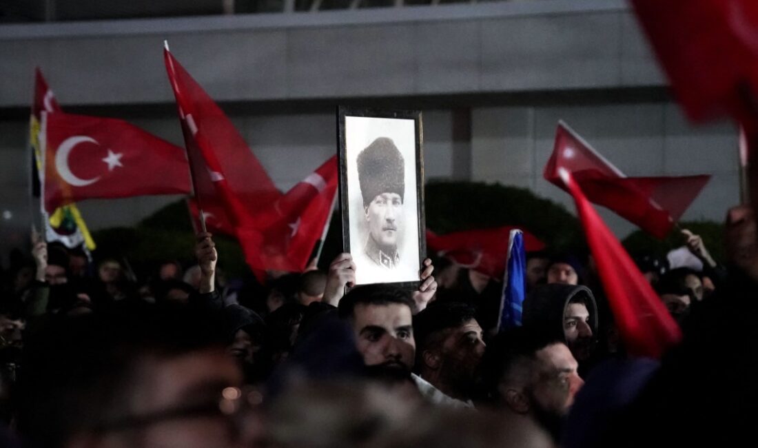 Suudi Arabistan’dan dönen Galatasaray kafilesini karşılamak için İstanbul Havalimanı’na gelen