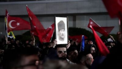 Suudi Arabistan’dan dönen Galatasaray kafilesini karşılamak için İstanbul Havalimanı’na gelen