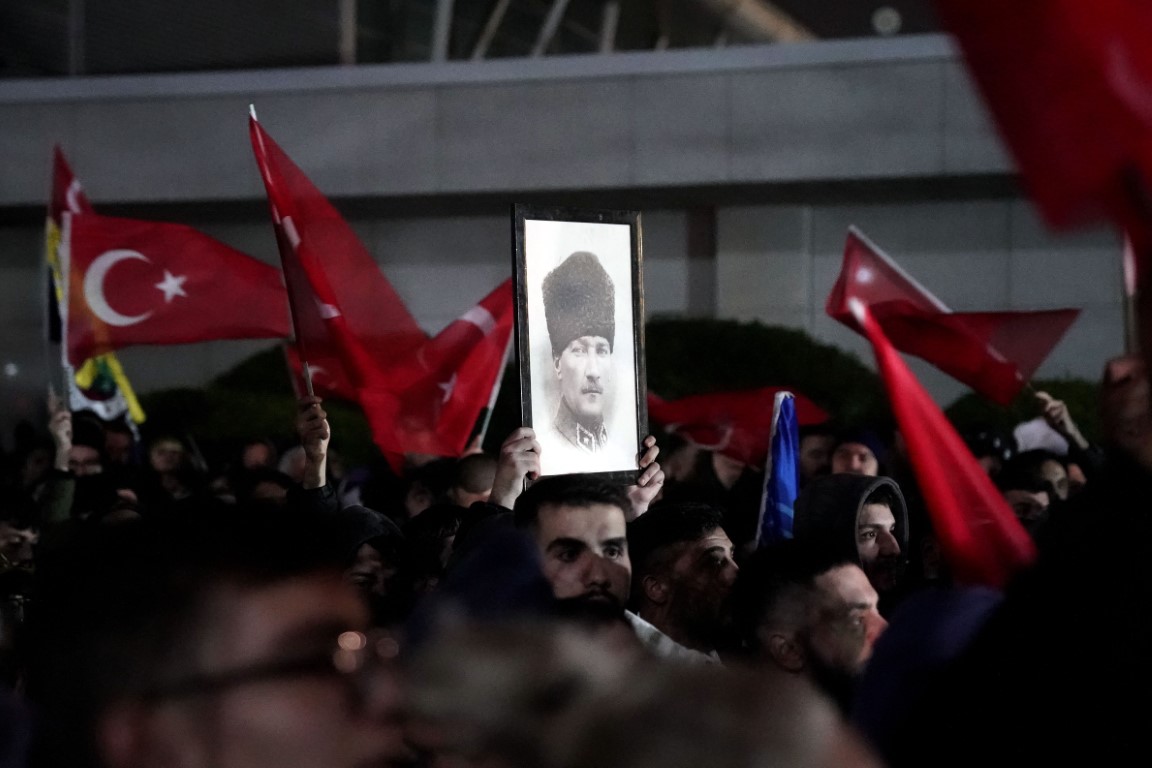Suudi Arabistan’dan dönen Galatasaray kafilesini karşılamak için İstanbul Havalimanı’na gelen
