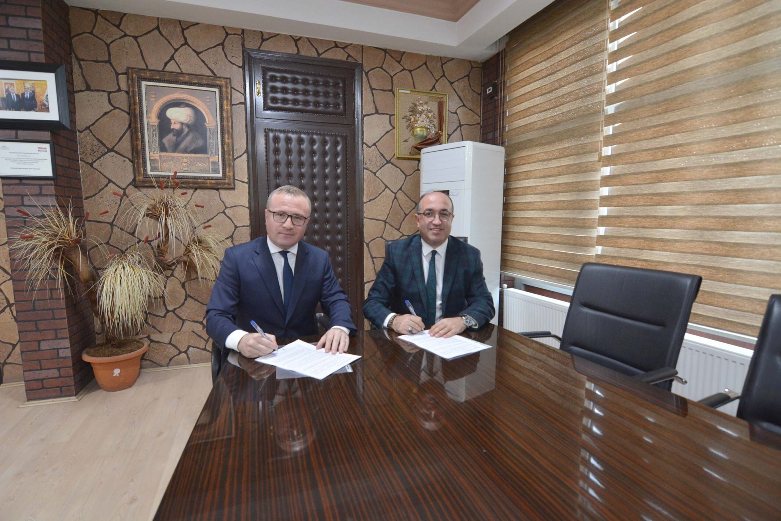 Sandıklı Belediye Başkanı Dr. Mustafa Çöl, belediye personellerin uzun süredir