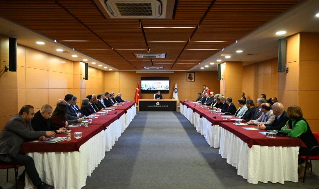Antalya Büyükşehir Belediye Başkanı Muhittin Böcek, bürokratları ile birlikte 2023