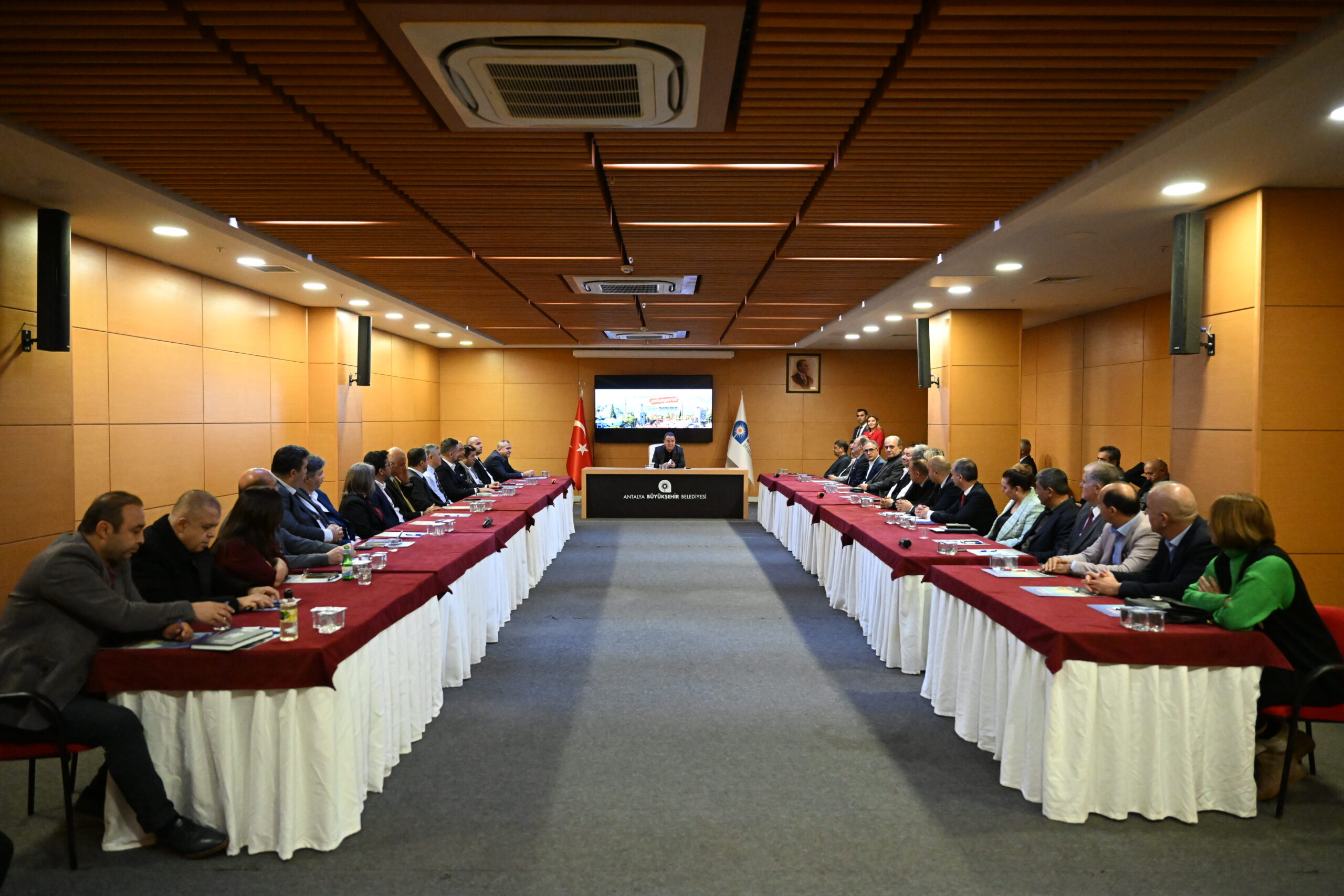 Antalya Büyükşehir Belediye Başkanı Muhittin Böcek, bürokratları ile birlikte 2023