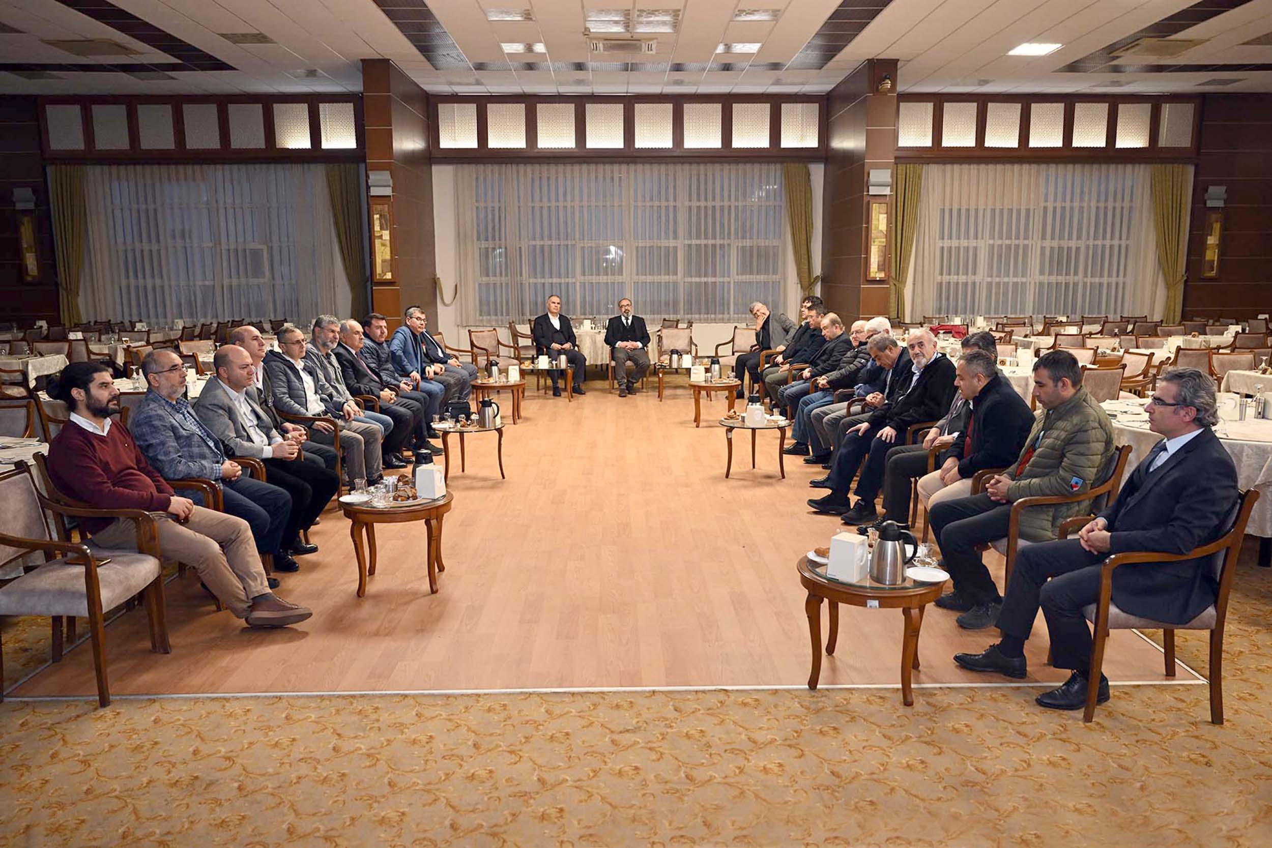 AKÜ’de düzenlenen Çarşamba Sabah Toplantısında konuşan mesleki ve teknik eğitim