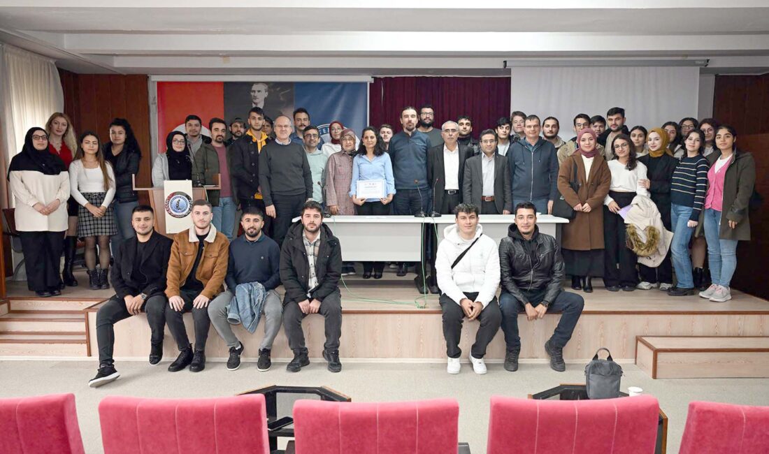 AKÜ’de düzenlenen Cumhuriyet Konuşmalarında açıklamalarda bulunan Doç. Dr. Gülay Çınar,