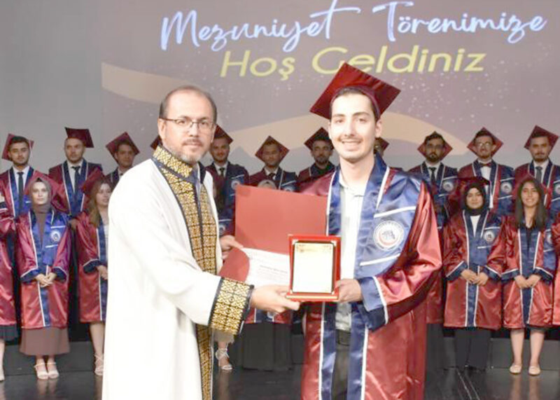 AFSÜ Diş Hekimliği Fakültesi (DHF) mezunlarından Merve Ayazoğlu, 2023 Diş