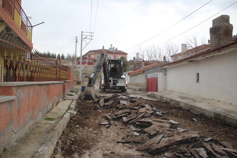 Emirdağ Belediyesi, ilçe genelinde yol yapım çalışmalarına devam ediyor. İlçe