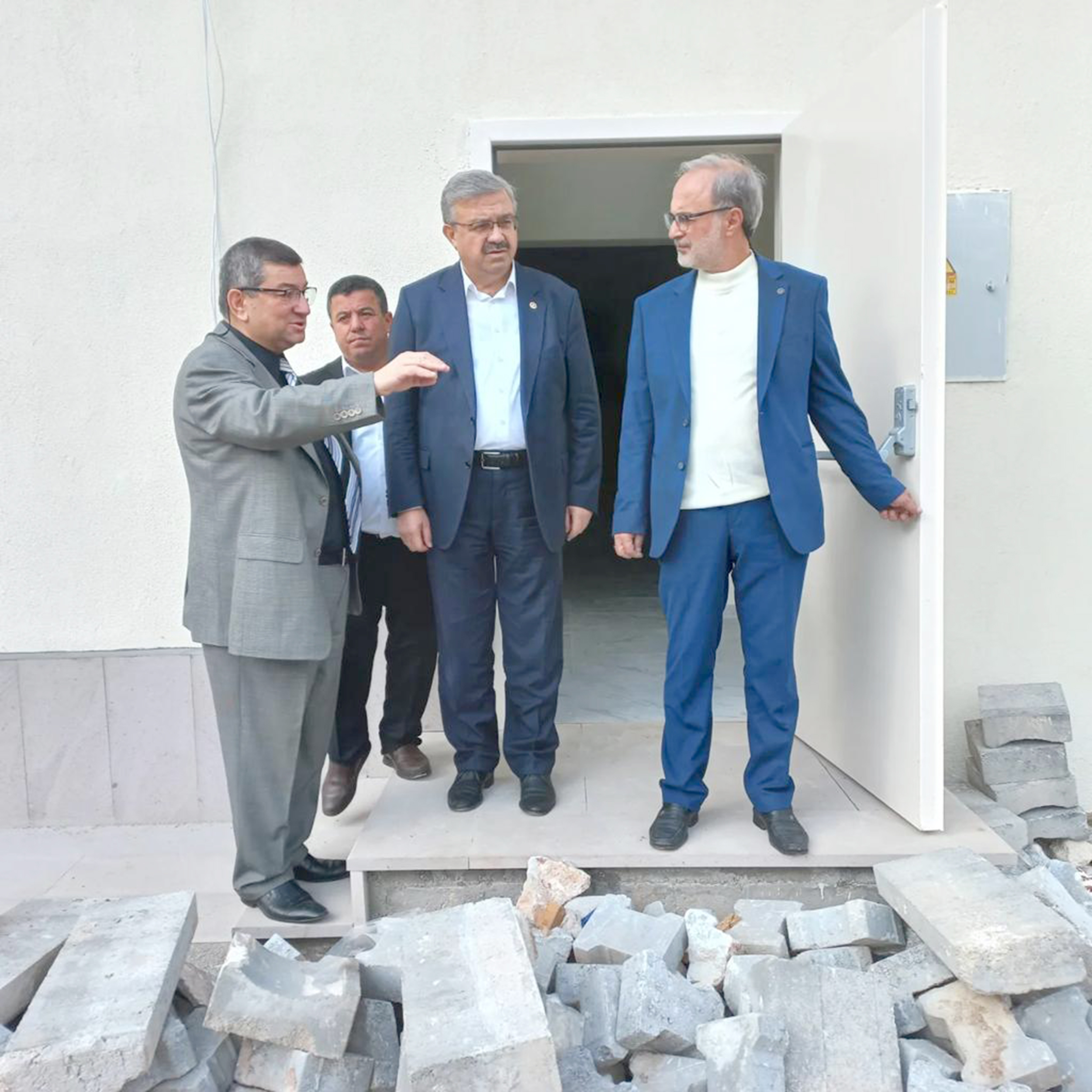 Gazi Mahallesi’nde yapımında son aşamaya gelinen anaokulunda incelemelerde bulunan AK