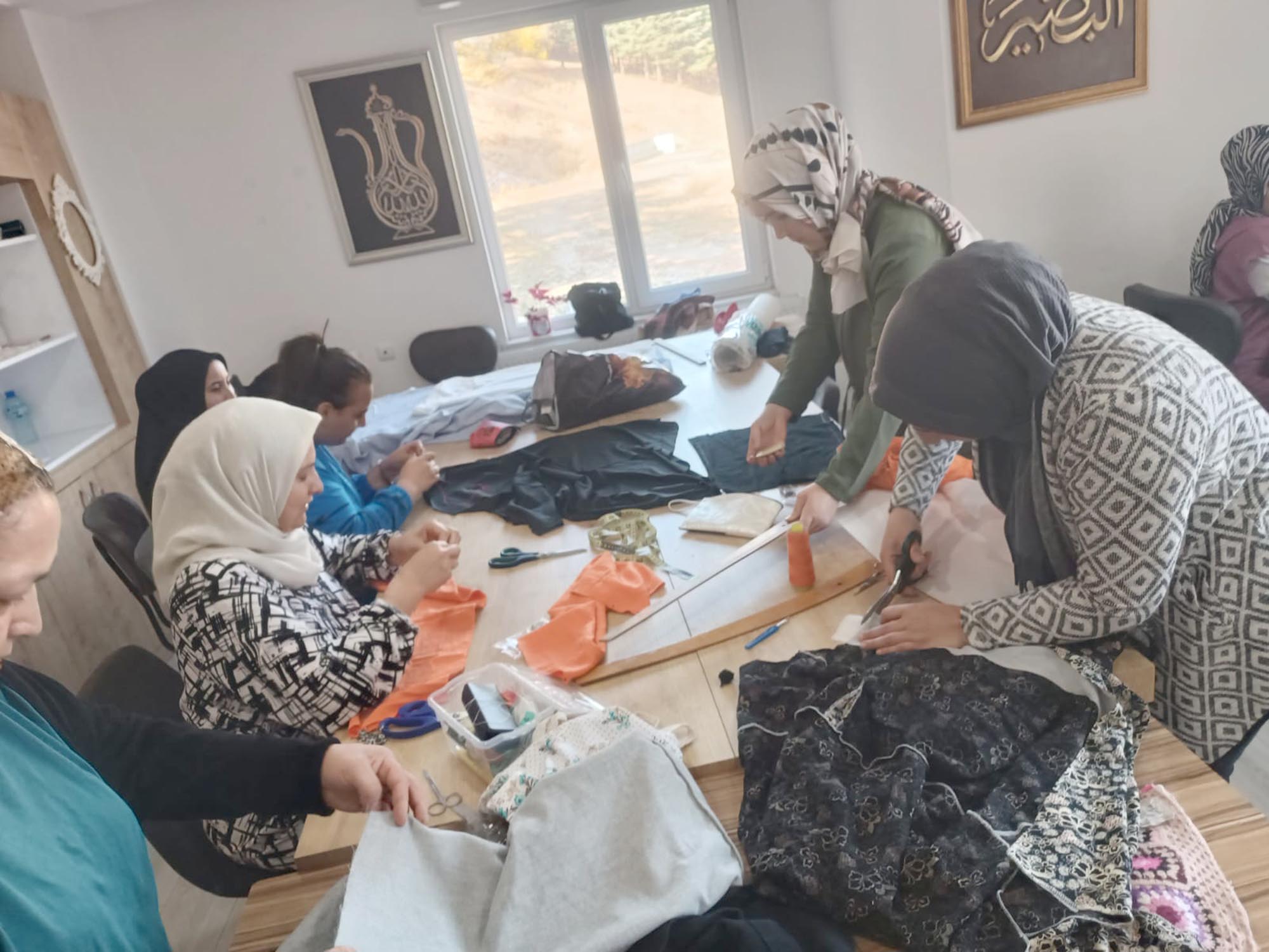   Afyonkarahisar’daki Halk Eğitim Merkezlerinde, Filistinliler için battaniye, polar içlik,