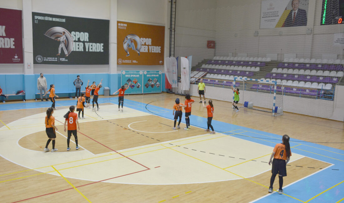 Afyonkarahisar’da gerçekleştirilen Okul Sporları faaliyet programında yer alan Ortaokullar arası