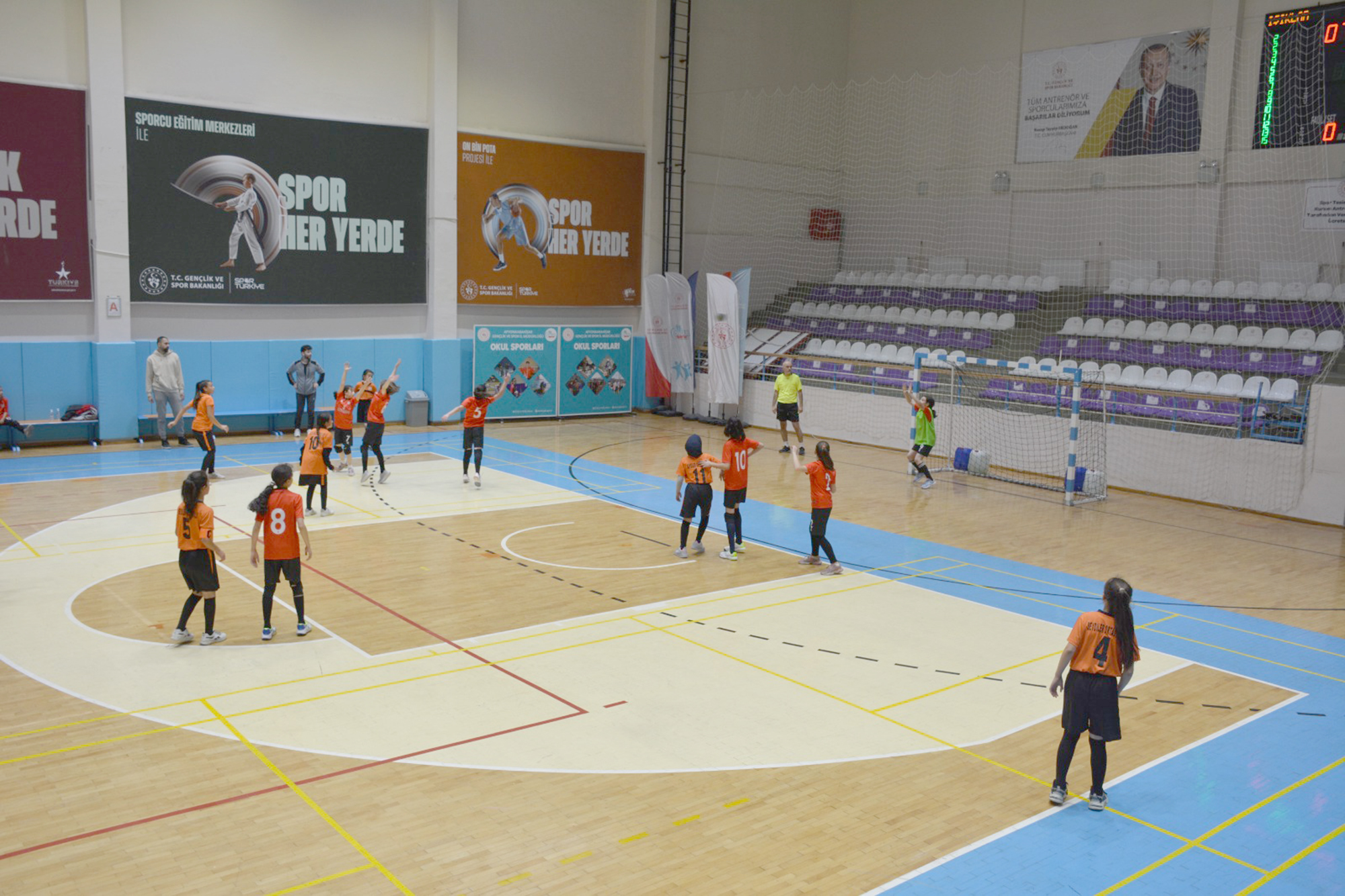 Afyonkarahisar’da gerçekleştirilen Okul Sporları faaliyet programında yer alan Ortaokullar arası