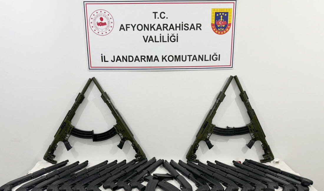 Afyonkarahisar’da jandarma ekipleri 24 adet kaçak av tüfeği ele geçirdi.