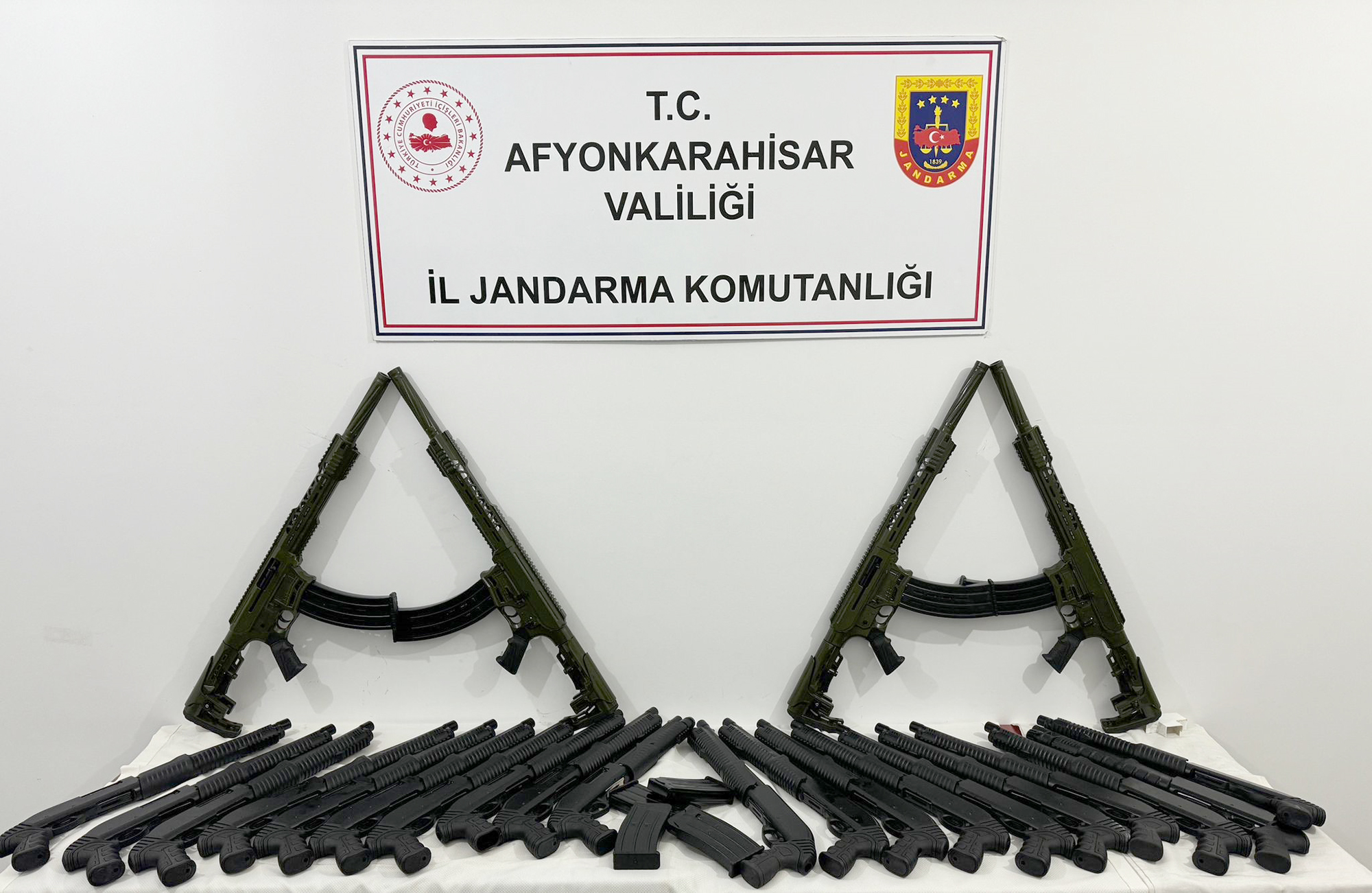Afyonkarahisar’da jandarma ekipleri 24 adet kaçak av tüfeği ele geçirdi.