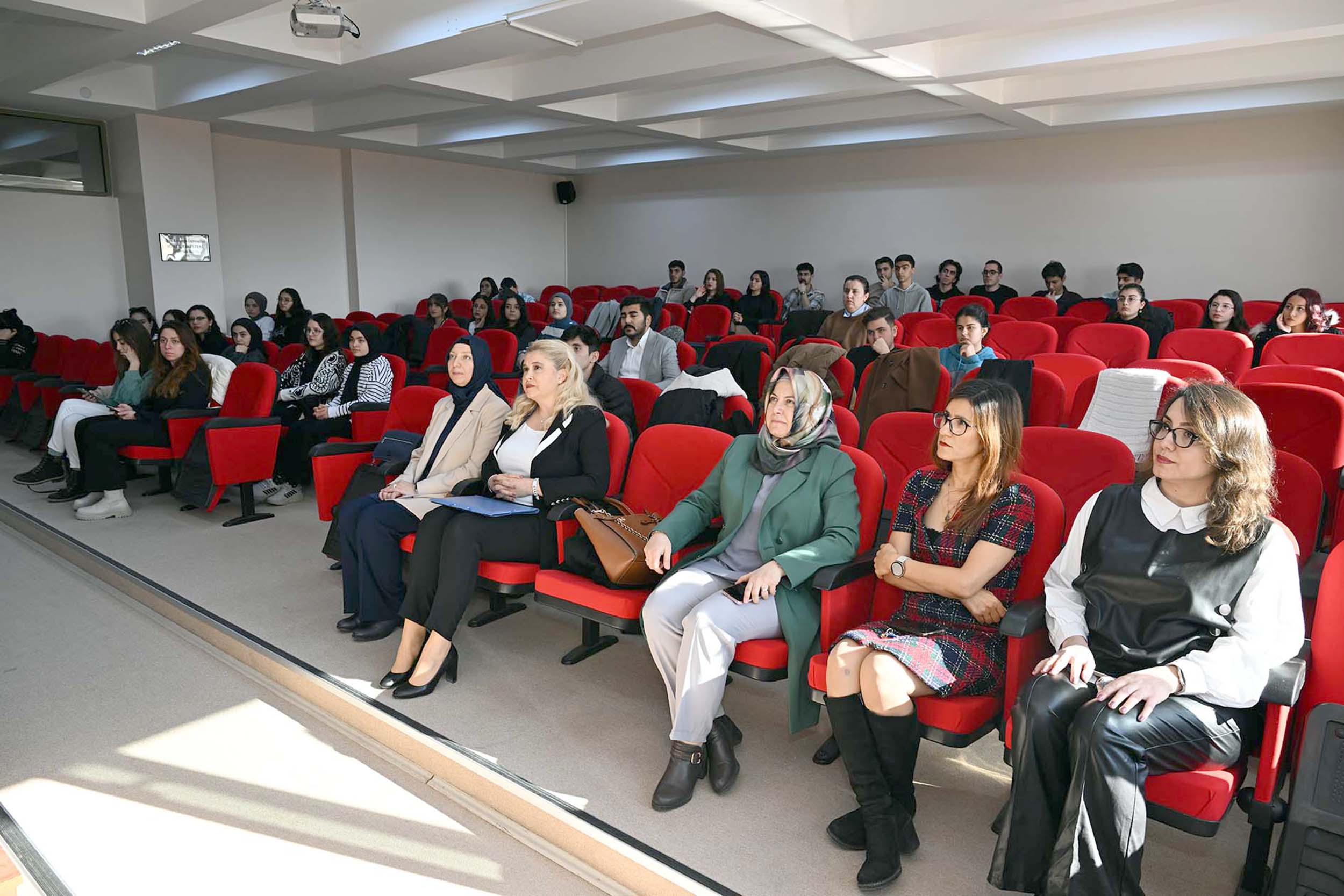 AKÜ’de düzenlenen “Kadına Karşı Şiddetin Önlenmesi” Konferansı’nda konuşan AKÜ Kadın