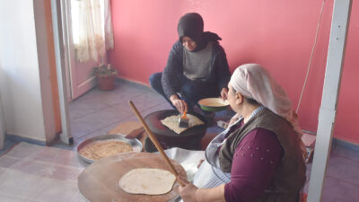 Afyonkarahisar’ın Bayat ilçesinde Kadın Kültür Evi bünyesinde açılan kooperatifteki kadınlar,