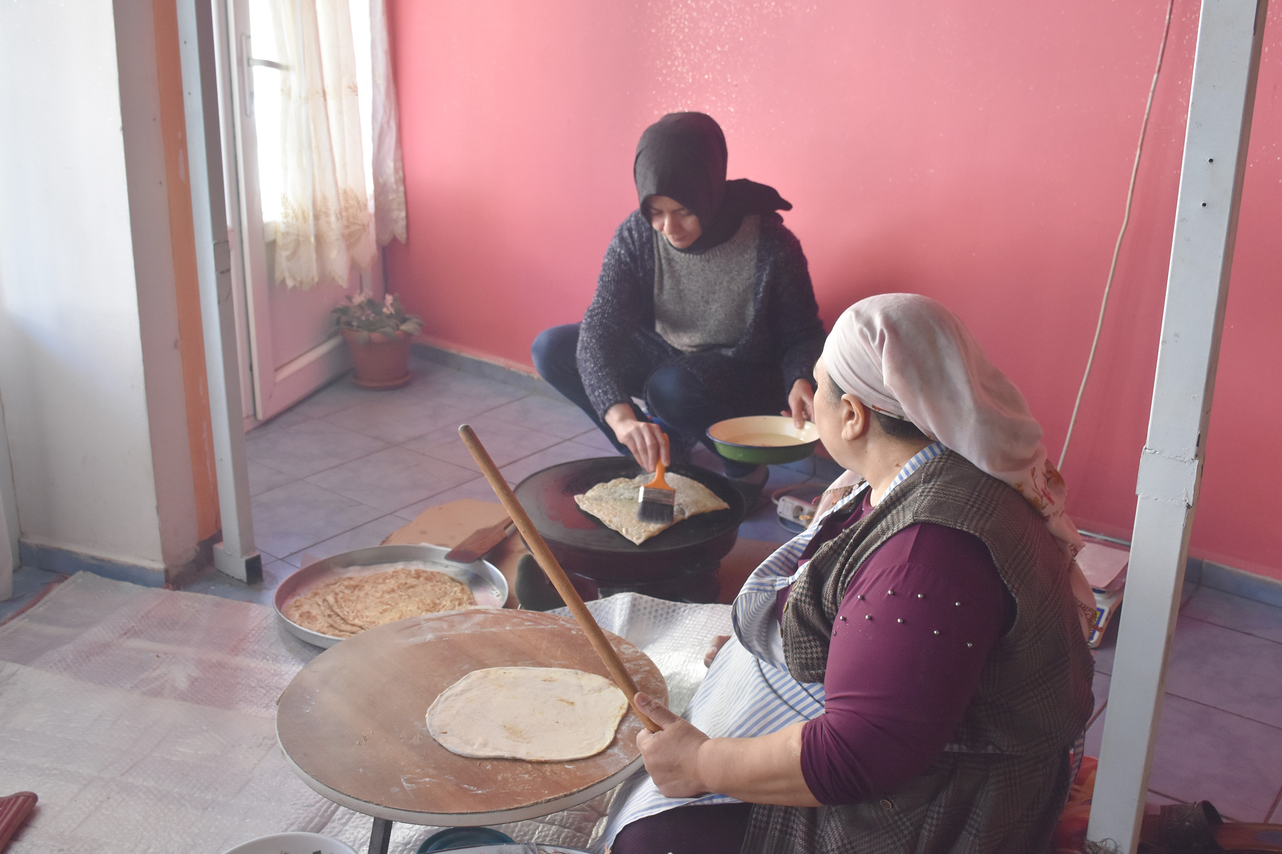 Afyonkarahisar’ın Bayat ilçesinde Kadın Kültür Evi bünyesinde açılan kooperatifteki kadınlar,