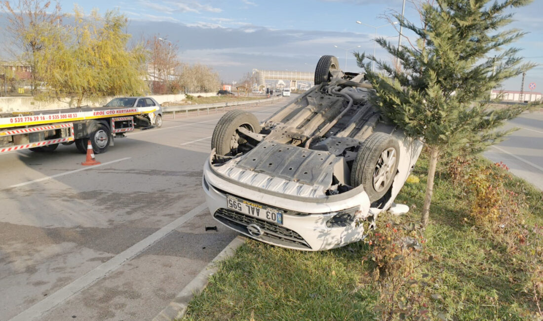   Afyonkarahisar’da önünde seyreden araca çarptıktan sonra orta refüje girip