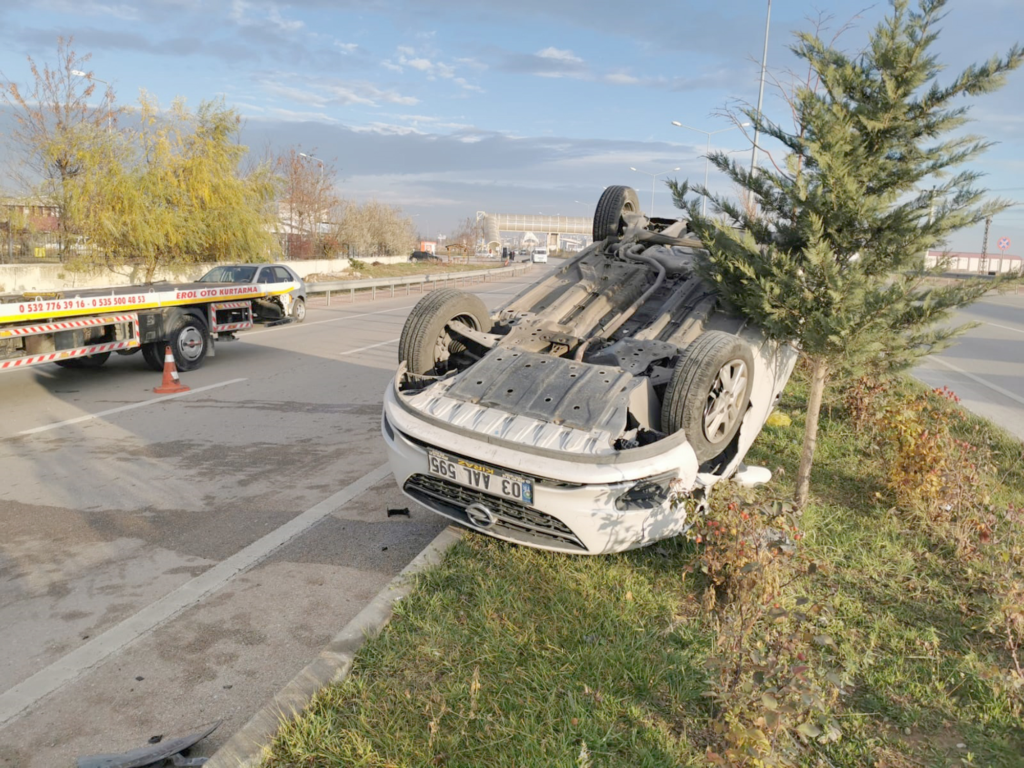  Afyonkarahisar’da önünde seyreden araca çarptıktan sonra orta refüje girip