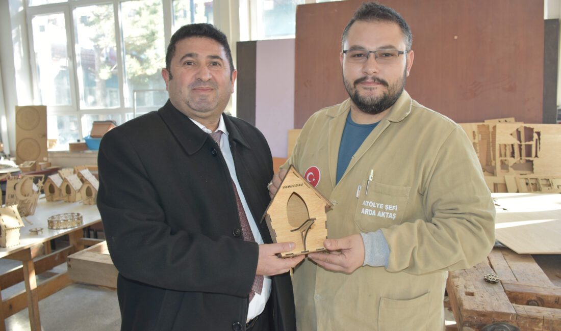 Afyonkarahisar’ın Emirdağ ilçesinde meslek lisesi öğrencileri, “Kuşlar Üşümesin” projesi kapsamında