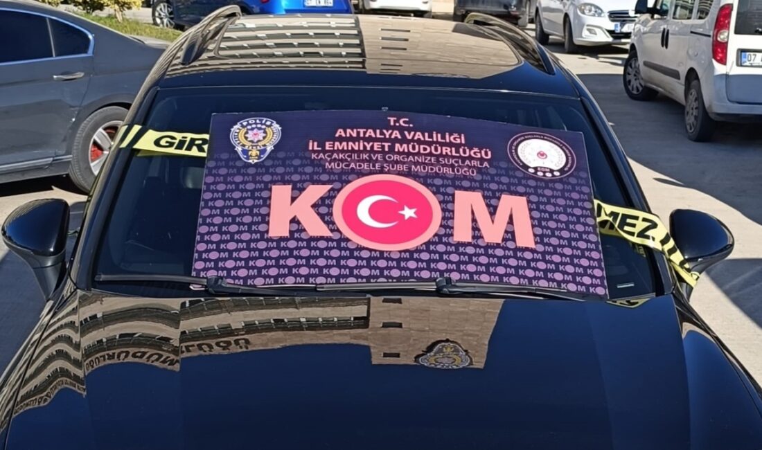 Antalya Polisi, yasa dışı yollarda Türkiye’ye getirilen 2 lüks otomobile