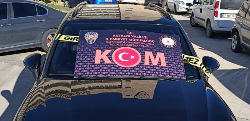 Antalya Polisi, yasa dışı yollarda Türkiye’ye getirilen 2 lüks otomobile