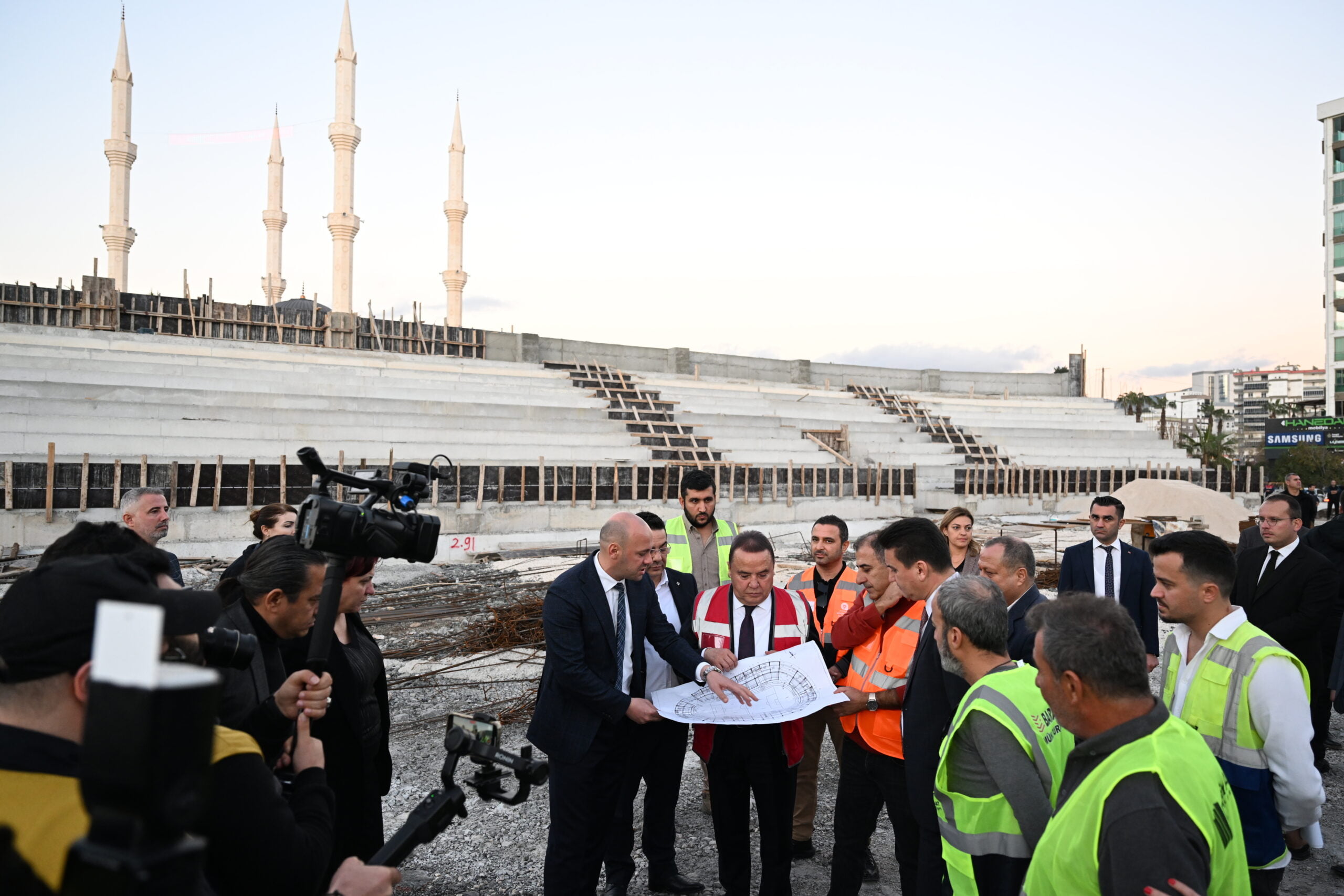 Antalya Büyükşehir Belediye Başkanı Muhittin Böcek, Kumluca’da yapımı devam eden