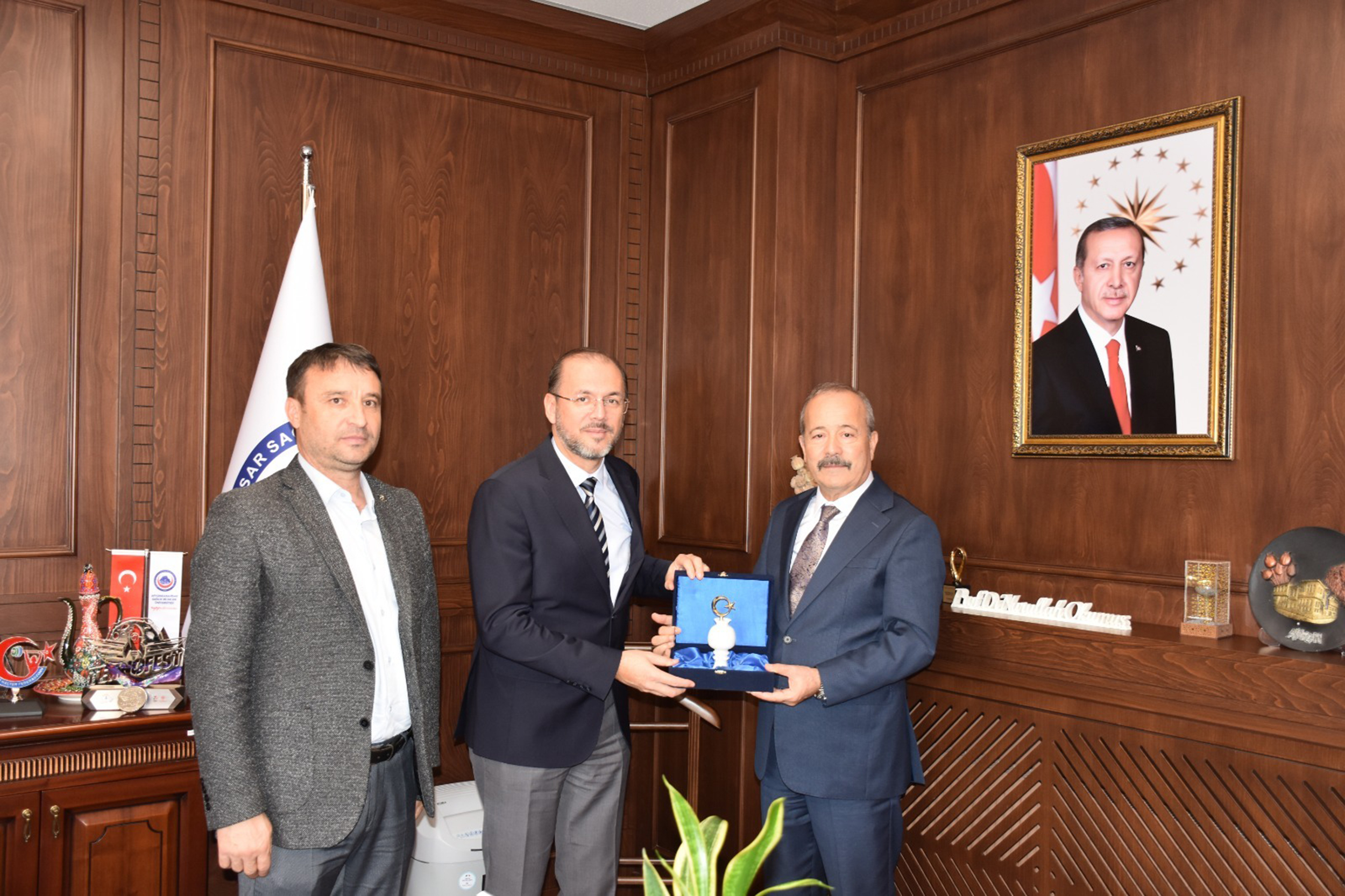 Afyonkarahisar’daki Beton Travers Fabrikası’nı ziyaret eden MHP Afyonkarahisar Milletvekili Mehmet