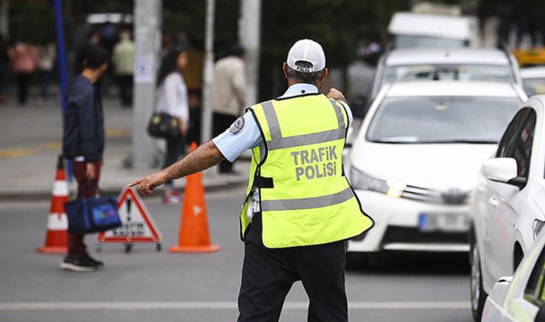 Afyonkarahisar’da trafik ekipleri, yaptıkları uygulamada 779 aracı kontrol etti. Toplamda