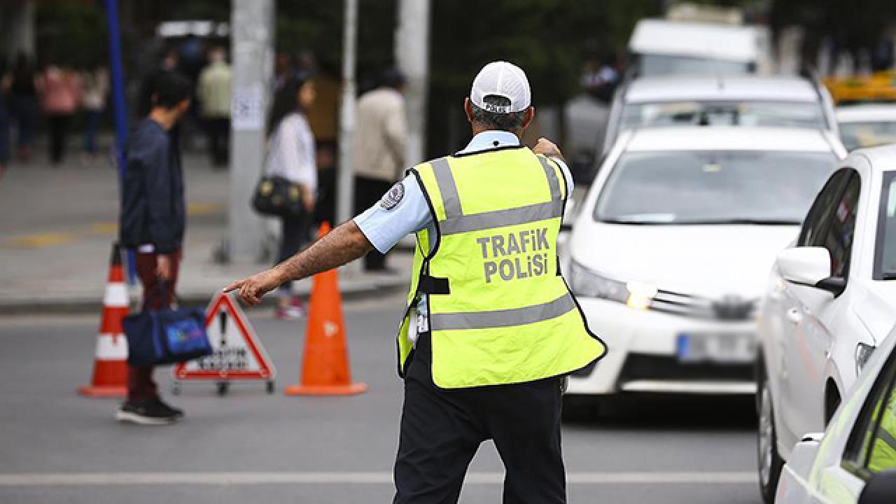 Afyonkarahisar’da trafik ekipleri, yaptıkları uygulamada 779 aracı kontrol etti. Toplamda