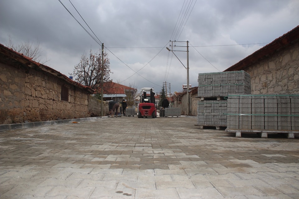 Emirdağ Belediyesi ekipleri tarafından Yenidoğan Mahallesi’ne kilitli parke döşeme çalışmaları