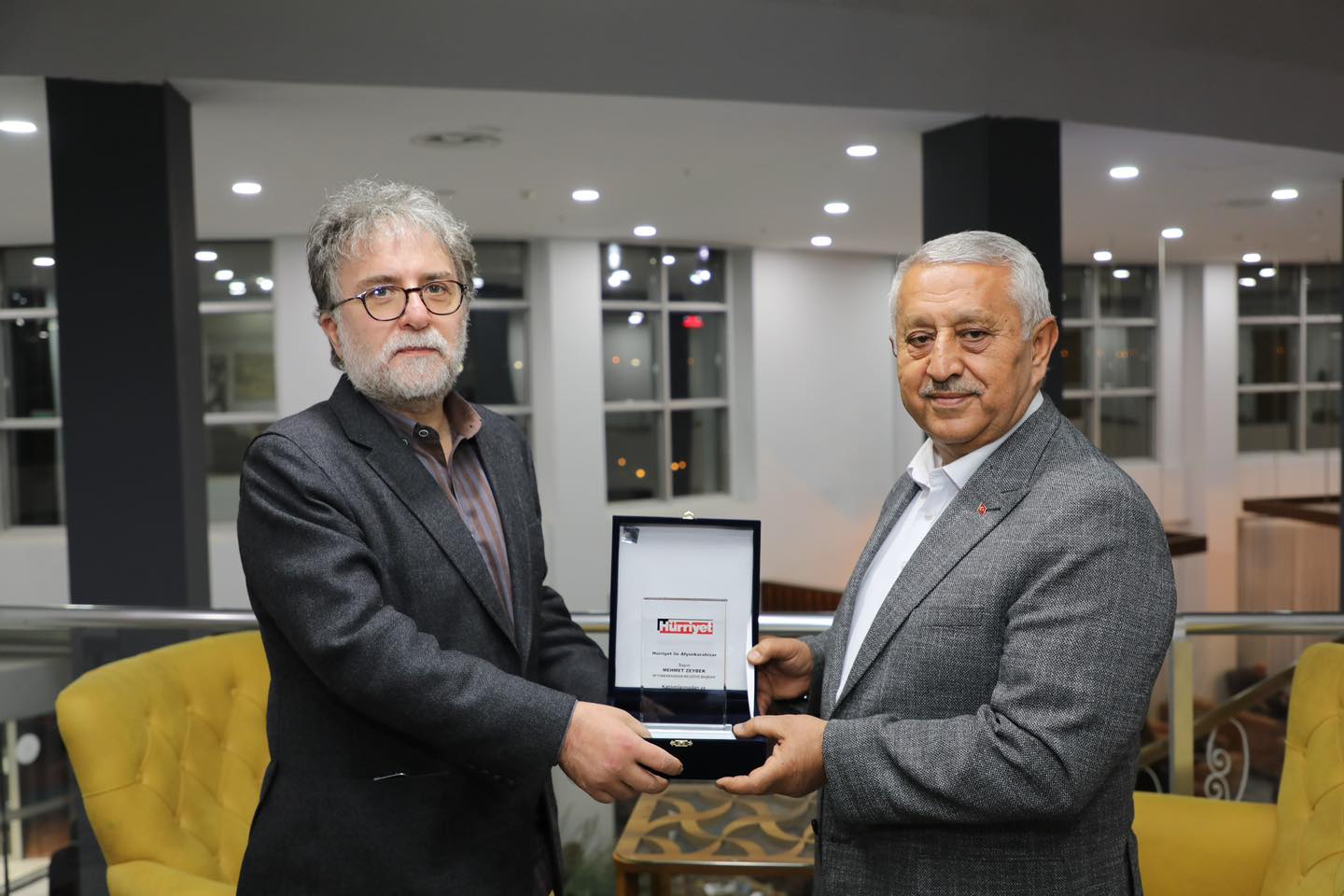 Belediye Başkanı Mehmet Zeybek, Vali Kübra Güran Yiğitbaşı’nı ziyaret etti.