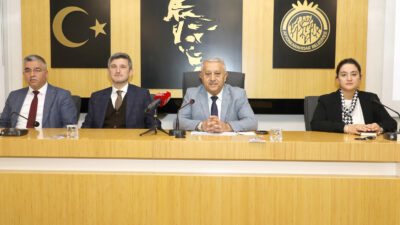 Afyonkarahisar’daki muhtarlarla bir araya gelen Belediye Başkanı Mehmet Zeybek, Afyonkarahisar’a