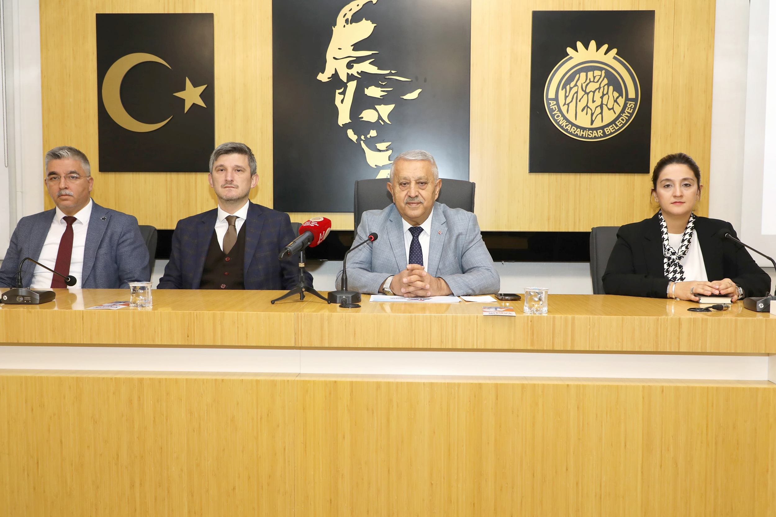 Afyonkarahisar’daki muhtarlarla bir araya gelen Belediye Başkanı Mehmet Zeybek, Afyonkarahisar’a