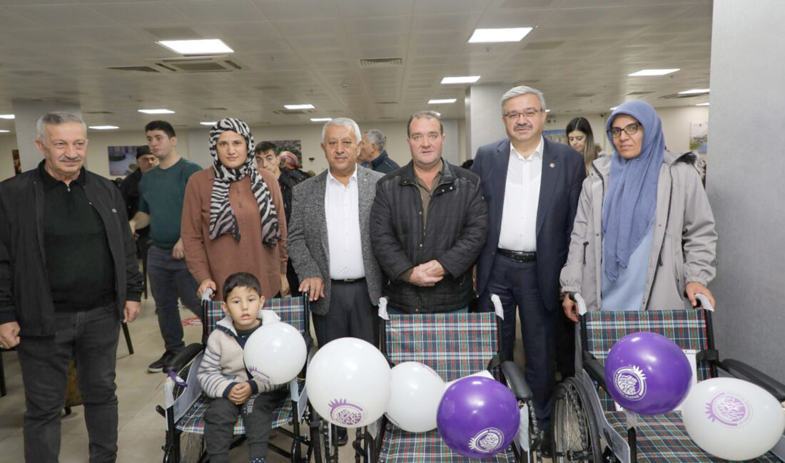 Engelliler Günü dolayısıyla düzenlenen tekerlekli sandalye dağıtımında konuşan Belediye Başkanı