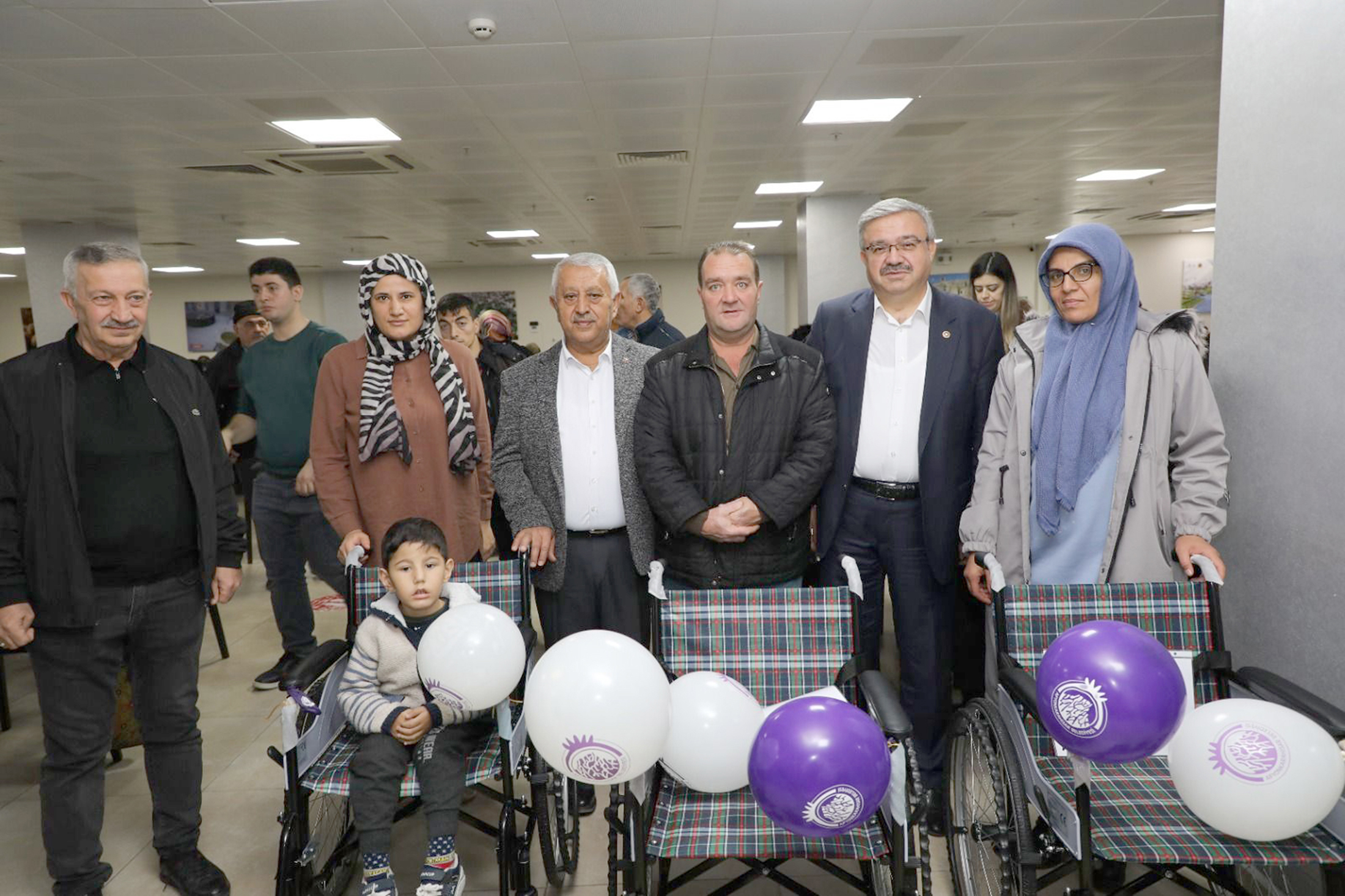 Engelliler Günü dolayısıyla düzenlenen tekerlekli sandalye dağıtımında konuşan Belediye Başkanı
