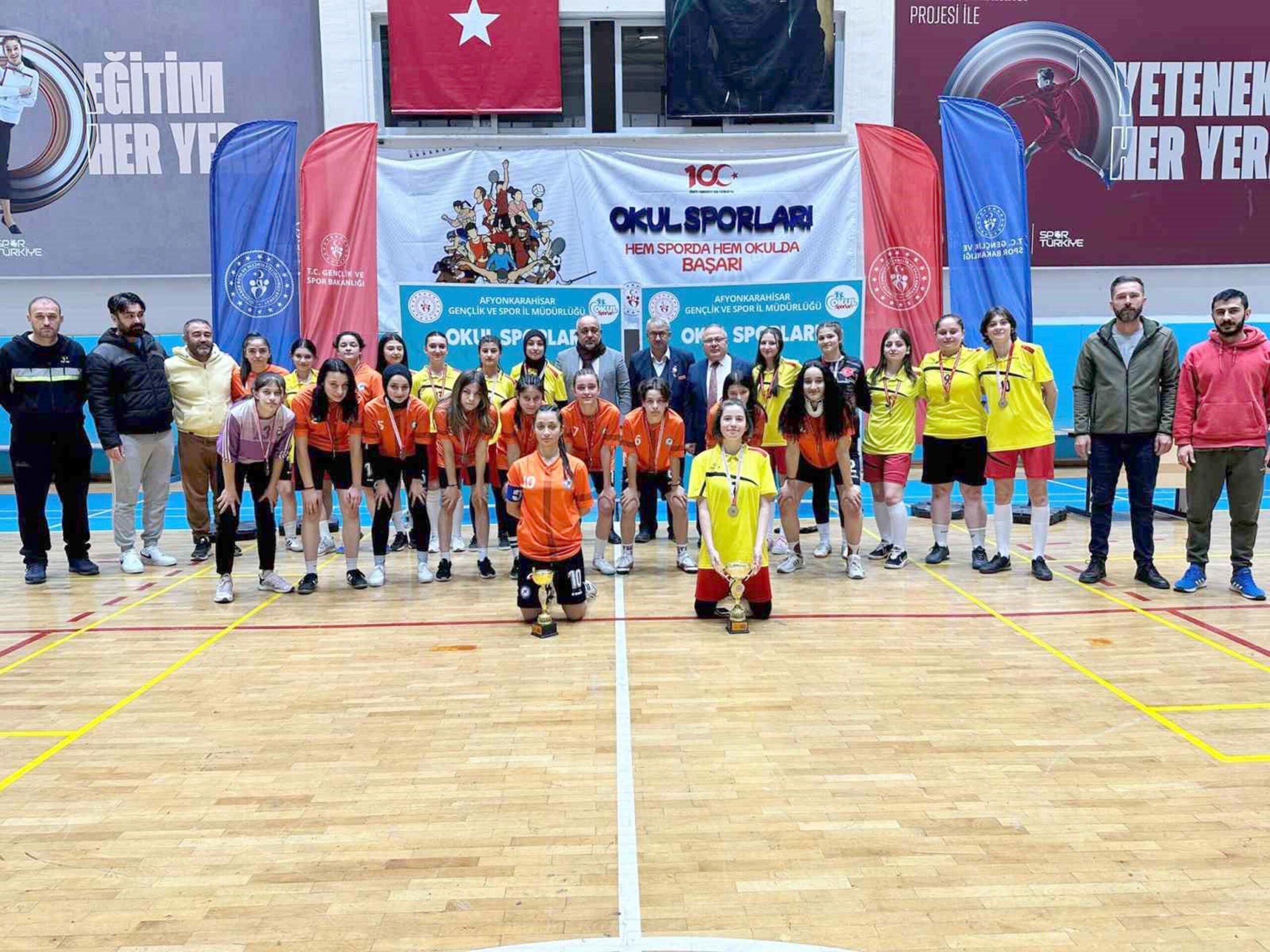 Afyonkarahisar’da Okul Sporları faaliyet programında bulunan Genç Kızlar Futsal Müsabakaları