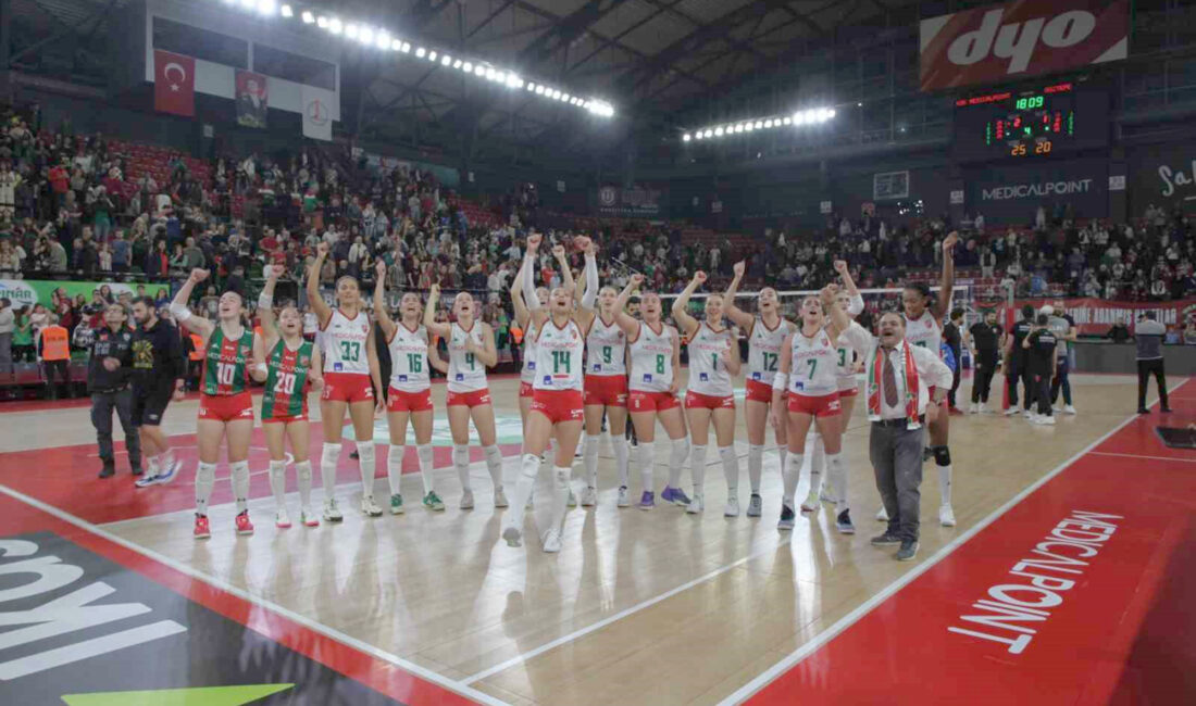 Karşıyaka Medical Point ile Göztepe Voleybol arasında oynanan İzmir derbisini