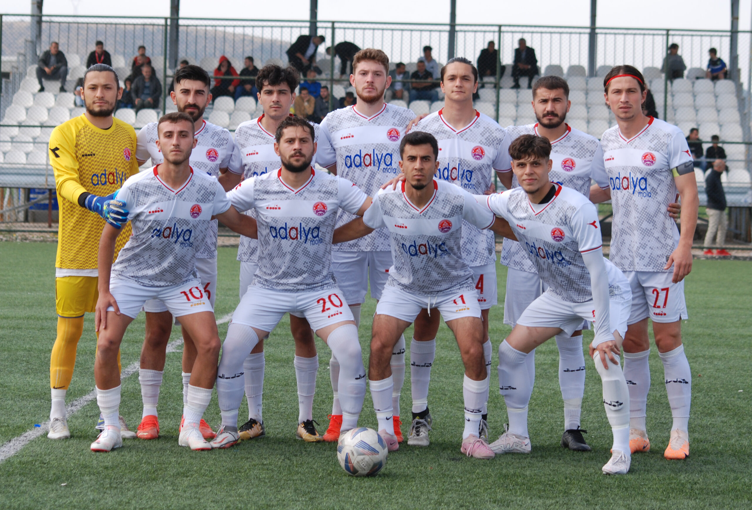 Afyonkarahisar Süper Amatör Ligi’nin ilk yarısını namağlup lider kapatan Sandıklıspor,