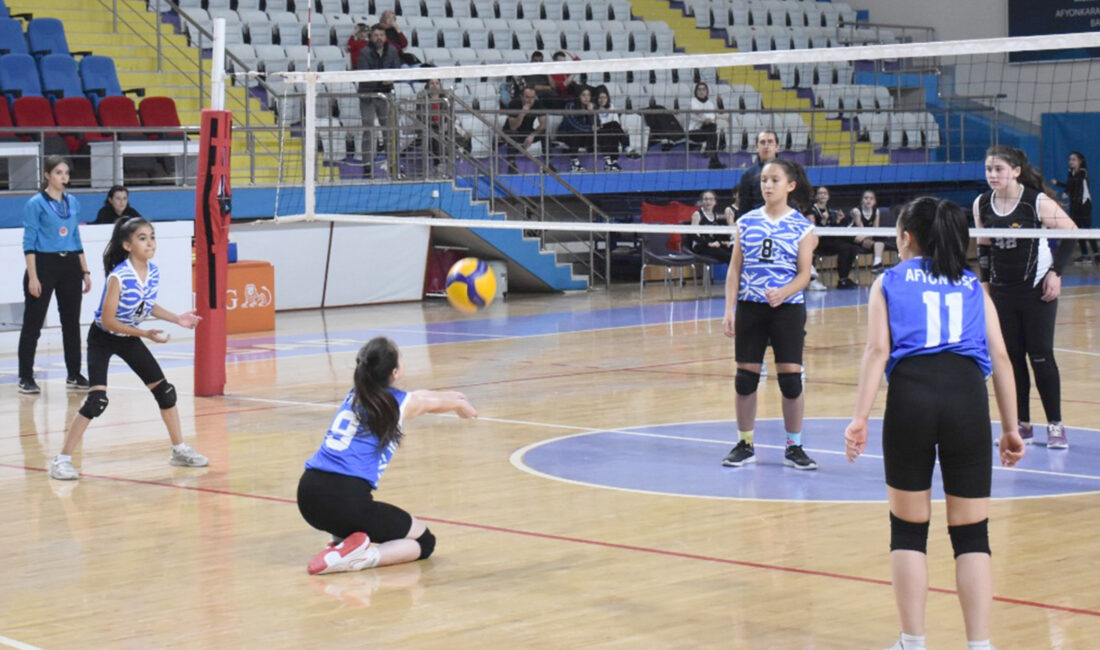Afyonkarahisar’da kulüplerarası Midi Kızlar Voleybol müsabakaları başladı. Afyonkarahisar Gençlik ve