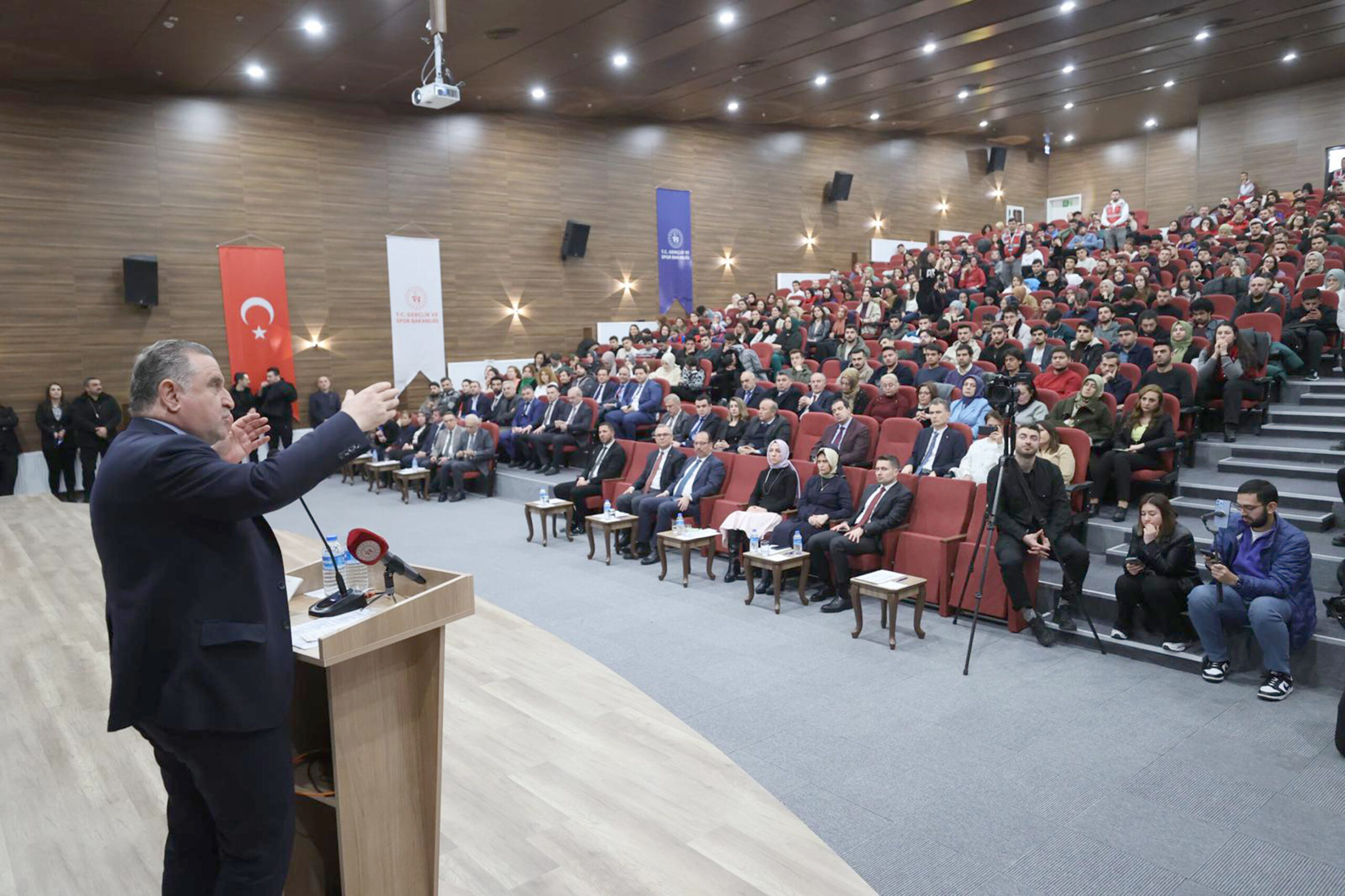 “Mutlaka sivil toplum kuruluşlarında görev alın özelinde de spor kulüplerinde