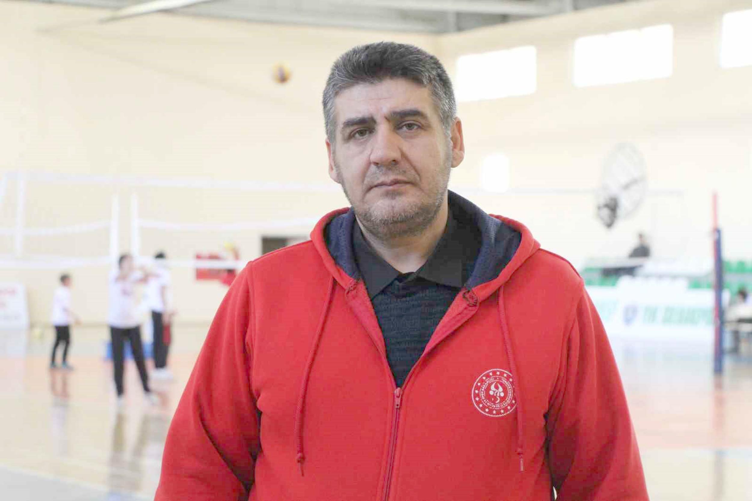 Birkaç yıl önce Efeler Ligi’ne kadar yükselen bir voleybol takımına