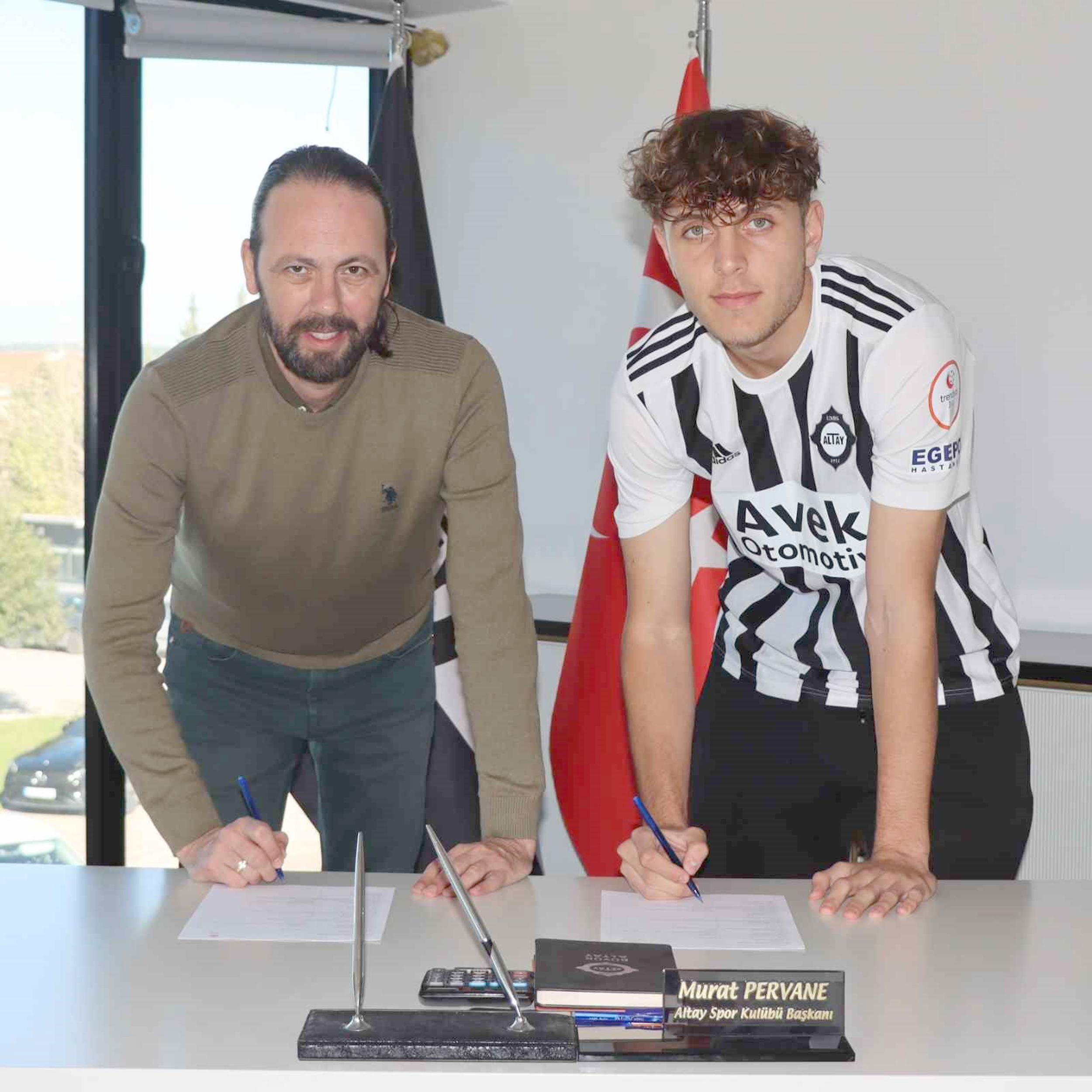 Altay, altyapısından yetişen savunma oyuncusu Hikmet Çolak ile 4.5 yıllık