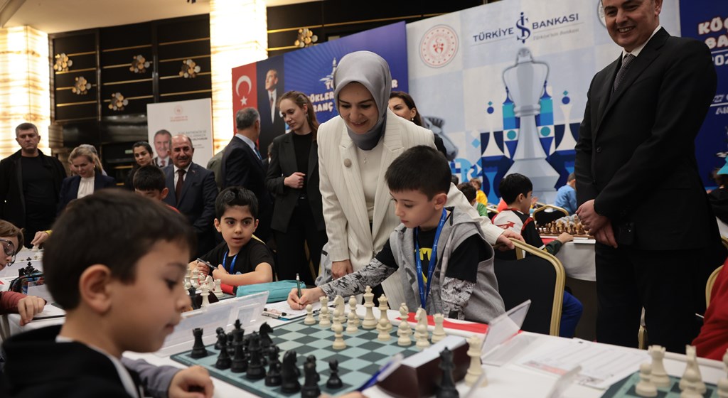 Aile ve Sosyal Hizmetler Bakanı Mahinur Özdemir Göktaş, şanlı bayrağı