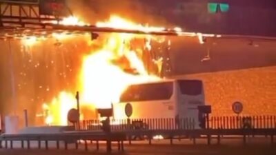 Adana’da, A.A firmasına ait yolcu otobüsünün gişelere çarpması sonucu çıkan