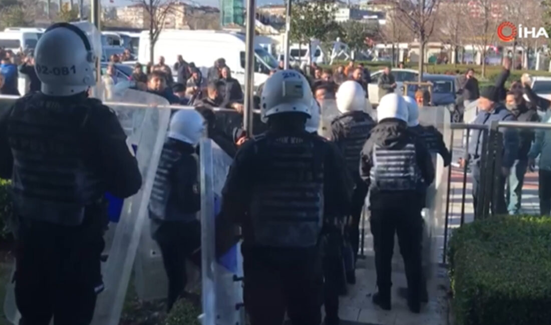 Minibüsten taksiye dönüştürülen araçların sahipleri, normal taksiye dönüştürülerek hizmet etmek