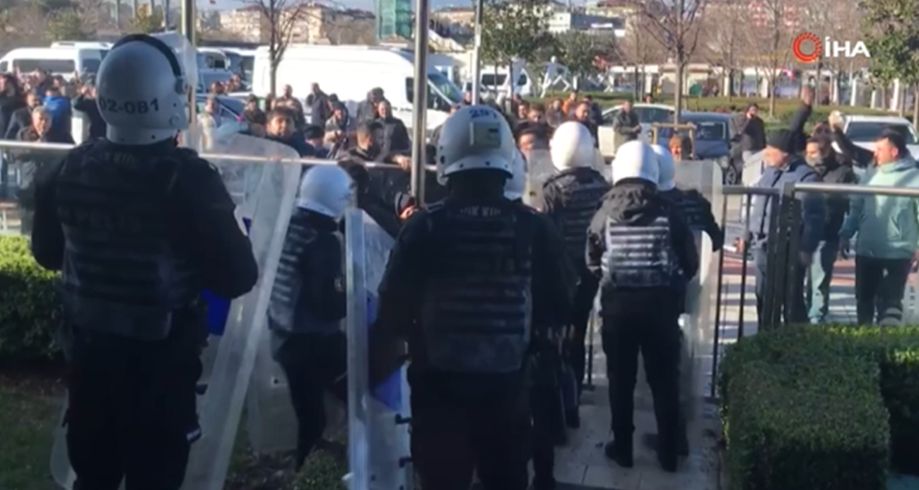 Minibüsten taksiye dönüştürülen araçların sahipleri, normal taksiye dönüştürülerek hizmet etmek