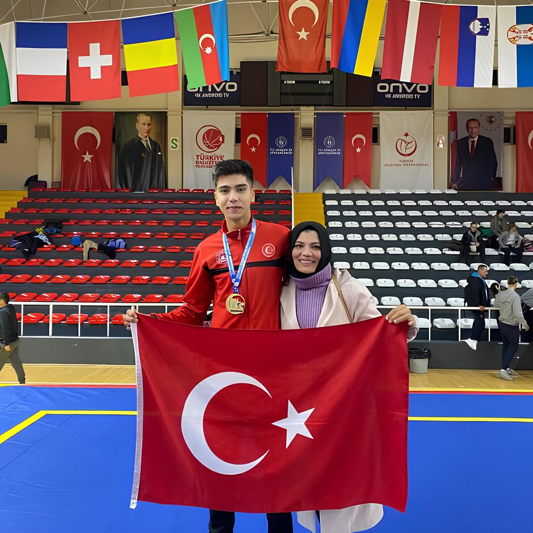 Afyonkarahisar Şuhut Başören köyü’nde yaşayan İbrahim Sarıdemir 75 kiloda kung-fu