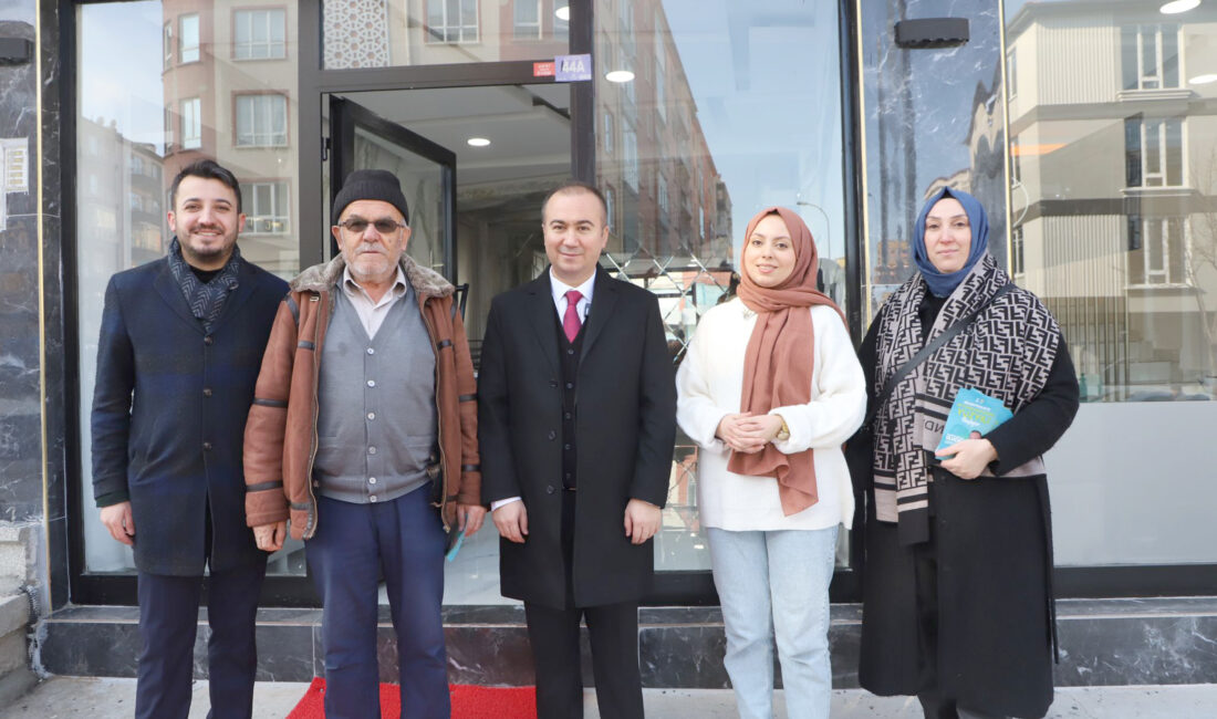 Afyonkarahisar’da Anbaryolu’ndaki esnafları ziyaret eden AK Parti Afyonkarahisar Belediye Başkan