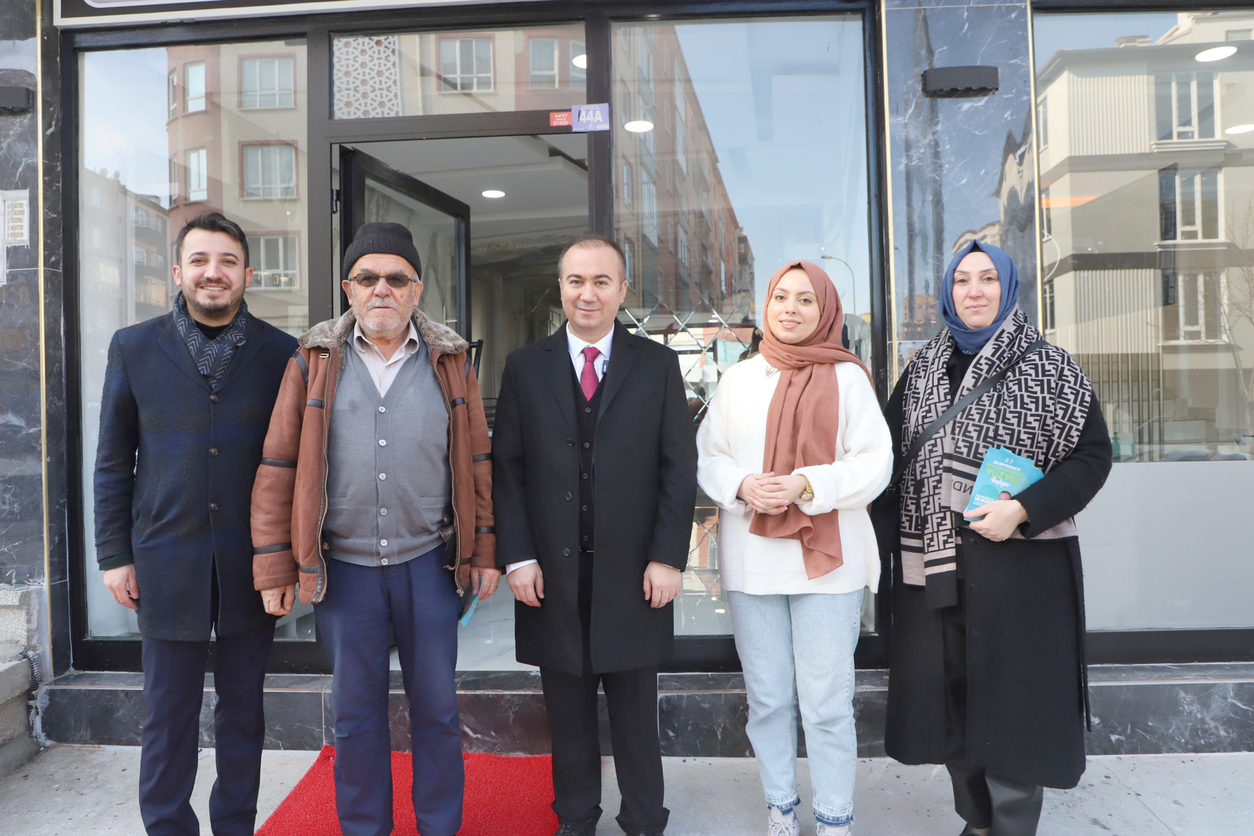 Afyonkarahisar’da Anbaryolu’ndaki esnafları ziyaret eden AK Parti Afyonkarahisar Belediye Başkan