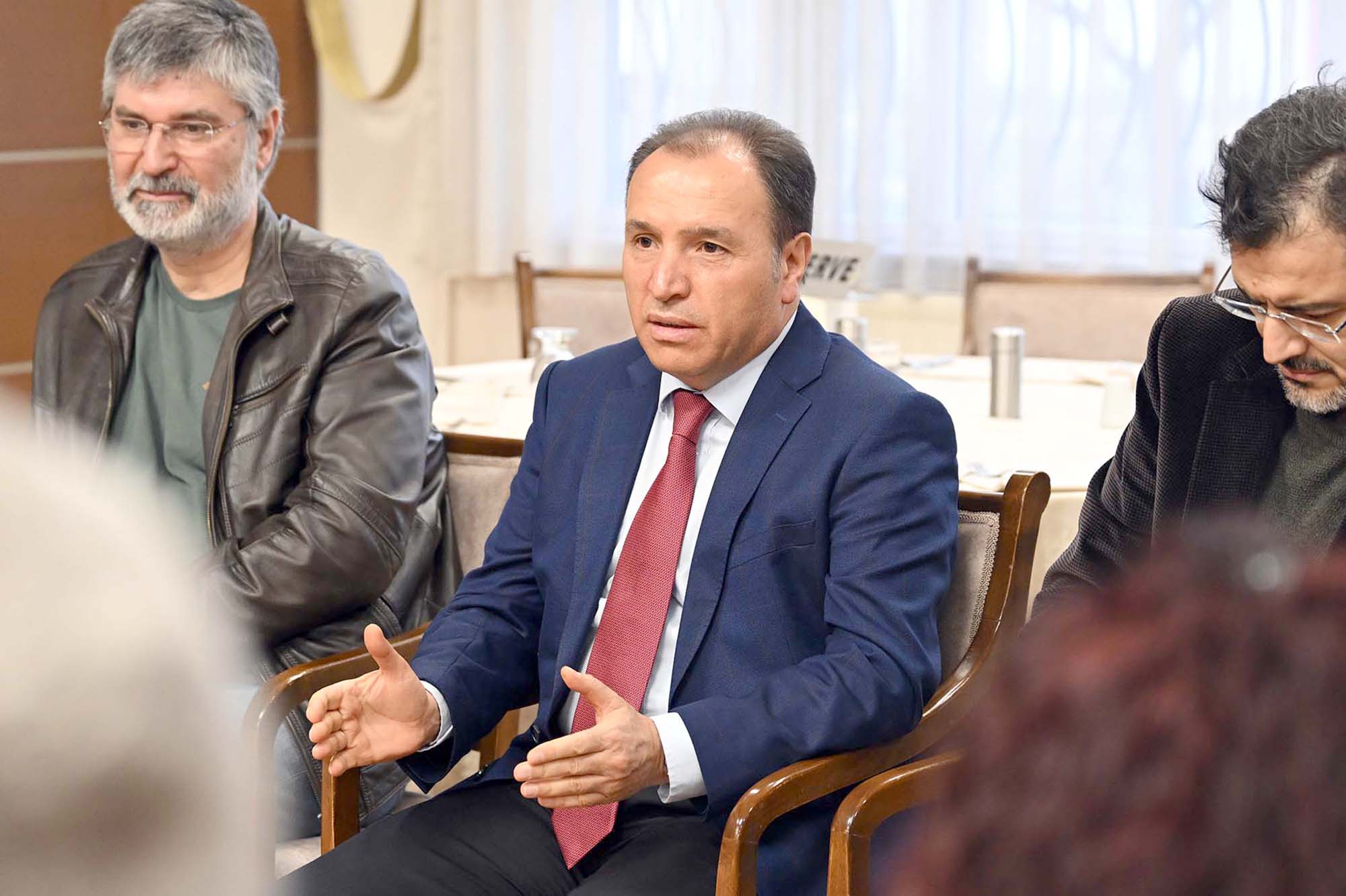 AKÜ tarafından düzenlenen Çarşamba Sabah toplantısında konuşan AKÜ Rektörü Prof.