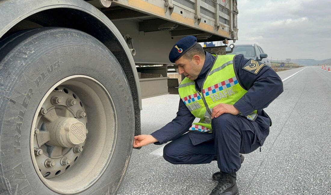 Afyonkarahisar’ın Bolvadin ilçesinde jandarma ekipleri tarafından ticari araçlara yönelik kış